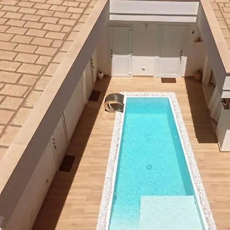 Lux לינה וארוחת בוקר 4*