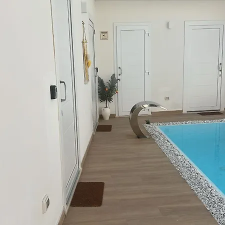 Lux Bed & Breakfast 4*